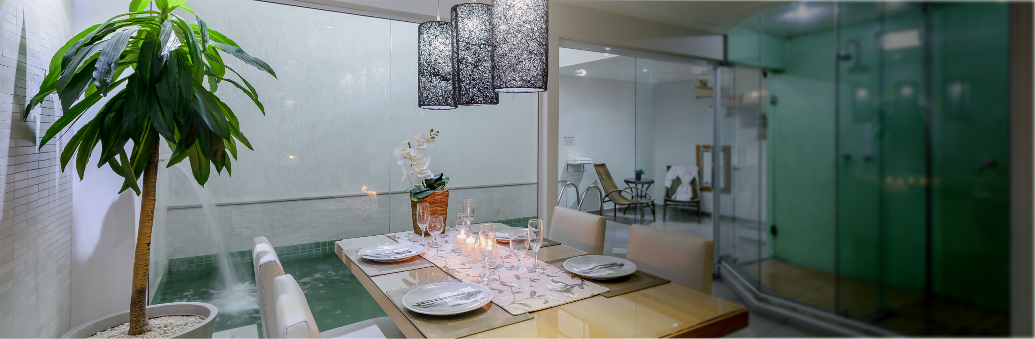 Área interna do Censiv Motel com mesa e decoração